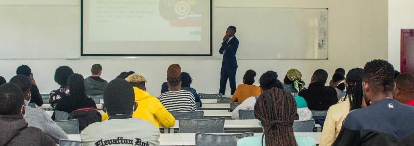 Docente da UNIC dá palestra sobre o papel da juventude na preservação da paz