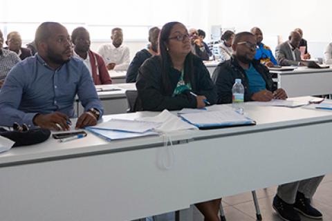 Alunos da Angola, bolsistas pela FUNIBER, visitam a UNEATLANTICO para participar de um seminário e defender o TFM