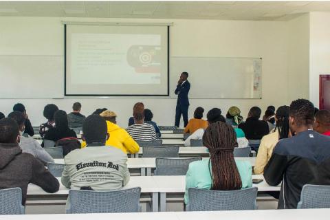 Docente da UNIC dá palestra sobre o papel da juventude na preservação da paz